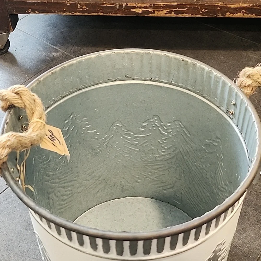 Winter Metal Container - Picture 3 of 3